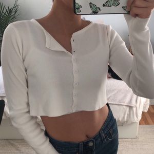I’m selling because this top is too short for me